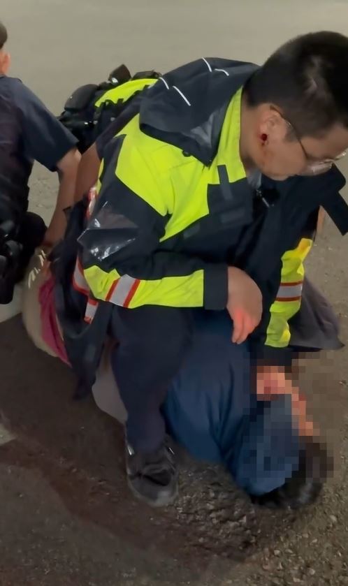 林姓男子因騷擾心儀女同事，遭警方逮捕，在反抗時咬傷員警耳朵。（圖／網友wayco_25授權提供）