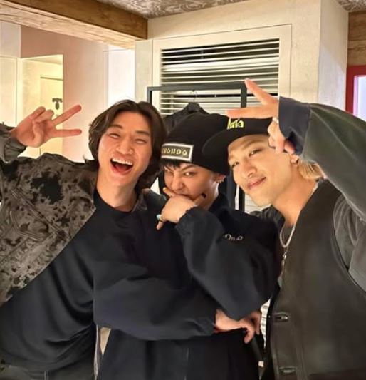 公司原計畫與太陽以「GDYB」組合出道，但公司最後決定以大型男團企劃「BIGBANG」登場。左起大聲、GD、太陽（圖／翻攝自GD IG）