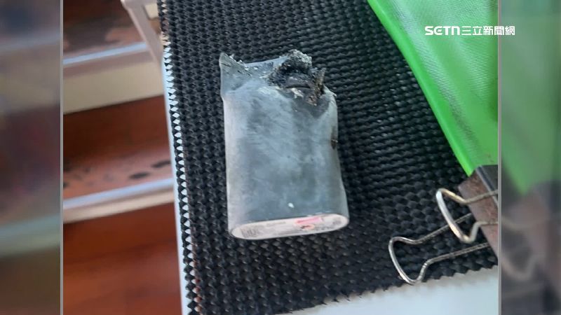 行動電源不明原因突然爆炸，所幸沒有人員傷亡