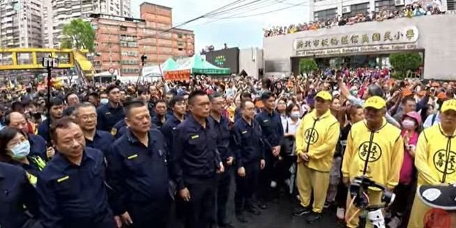 白沙屯媽祖來到新北，土城警分局與地方團體合作維護治安。（圖／翻攝畫面）