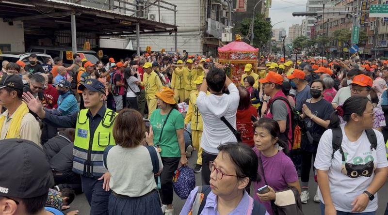 土城分局共動員警力超過400名，針對人潮熱區機動調派警力疏導。（圖／翻攝畫面）