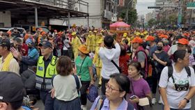 土城分局共動員警力超過400名，針對人潮熱區機動調派警力疏導。（圖／翻攝畫面）