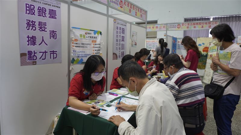台南舉辦大型就業博覽會,月薪3萬5千元佔6成。(圖/翻攝畫面)
