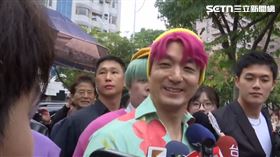 蔣萬安打扮成獵魔女團的Abby參加萬聖節嘉年華（圖／翻攝畫面）