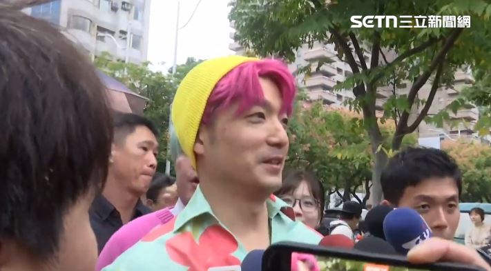 蔣萬安打扮成獵魔女團的Abby參加萬聖節嘉年華(圖/翻攝畫面)