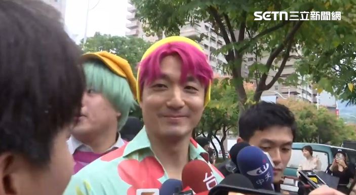 蔣萬安打扮成獵魔女團的Abby參加萬聖節嘉年華(圖/翻攝畫面)