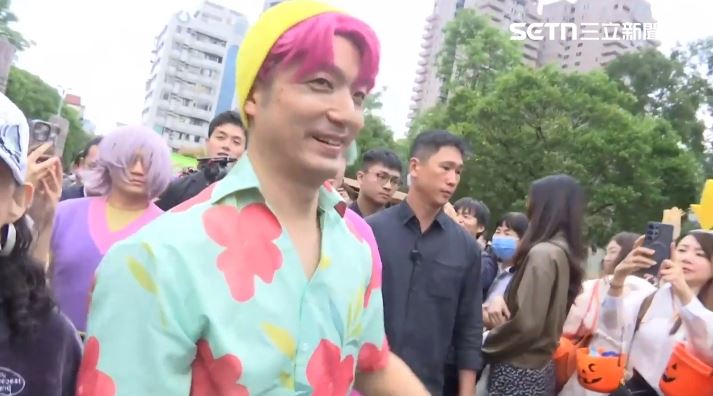蔣萬安打扮成獵魔女團的Abby參加萬聖節嘉年華(圖/翻攝畫面)