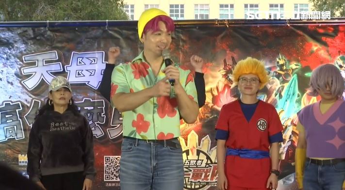 蔣萬安打扮成獵魔女團的Abby參加萬聖節嘉年華(圖/翻攝畫面)