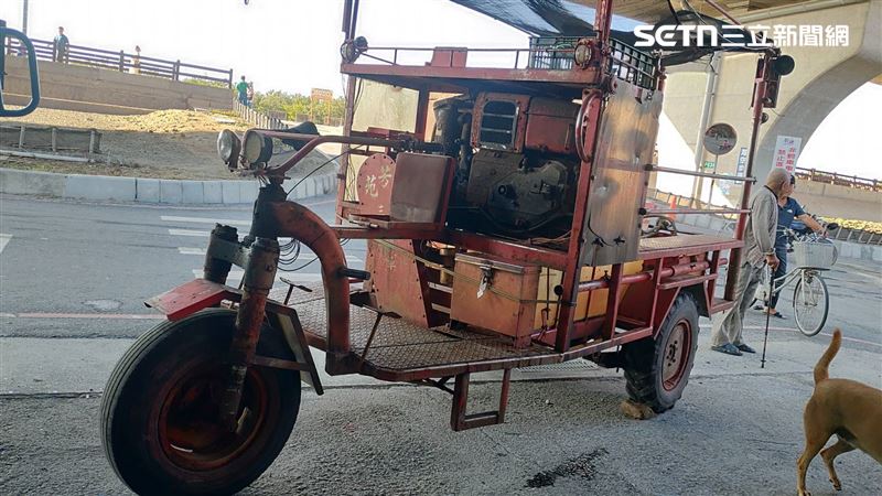 彰化芳苑發生鐵牛蚵車翻覆意外,車上10名乘客受傷送醫。(圖/翻攝畫面)