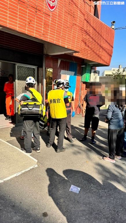 彰化芳苑發生鐵牛蚵車翻覆意外,車上10名乘客受傷送醫。(圖/翻攝畫面)