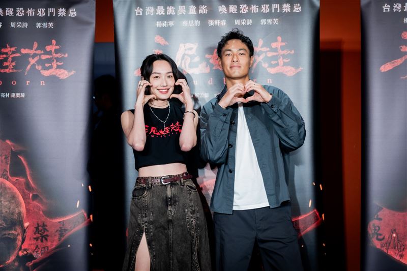 楊祐寧、蔡思韻在《泥娃娃》中，飾演深愛對方的夫妻。（圖／天予電影提供）