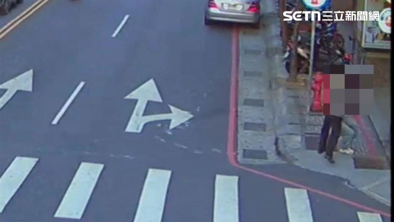 新北范女遭到劉男當街毆打並搶走金項鍊。（圖／翻攝畫面）