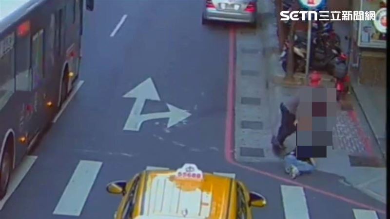 新北范女遭到劉男當街毆打並搶走金項鍊。（圖／翻攝畫面）