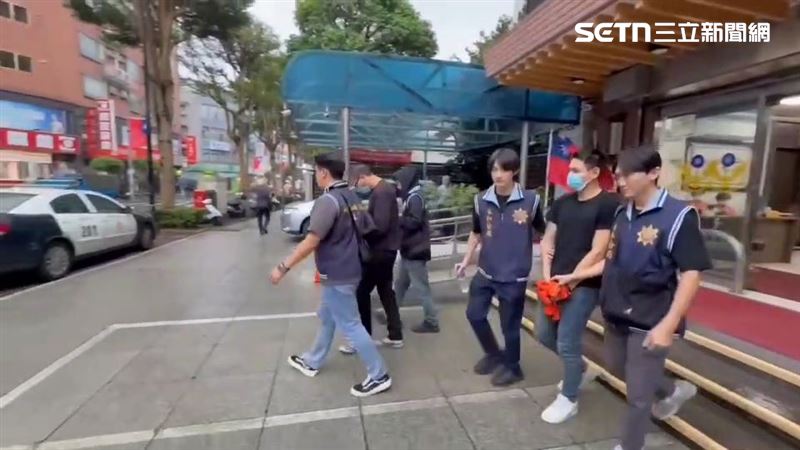 警方逮捕行兇的劉男及共犯張男。（圖／翻攝畫面）