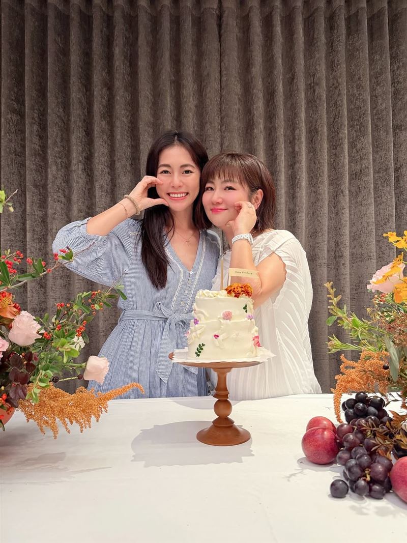 Selina(右)腹部隱約凸起,疑似懷孕。左為任容萱。(圖/翻攝自任容萱IG)