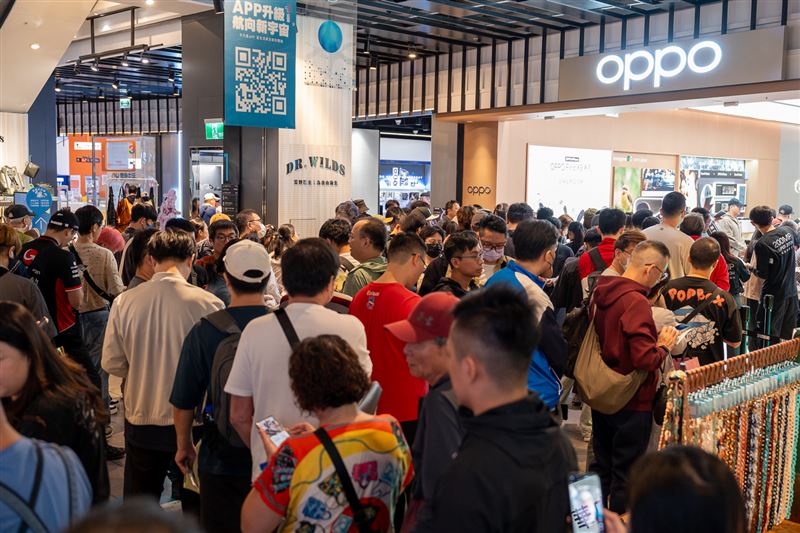 大批人潮湧入OPPO台北三創旗艦店體驗新機