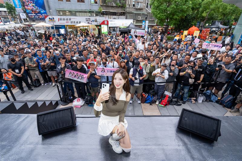 啦啦隊女神李晧禎現身台北三創,應援Find X9系列上市