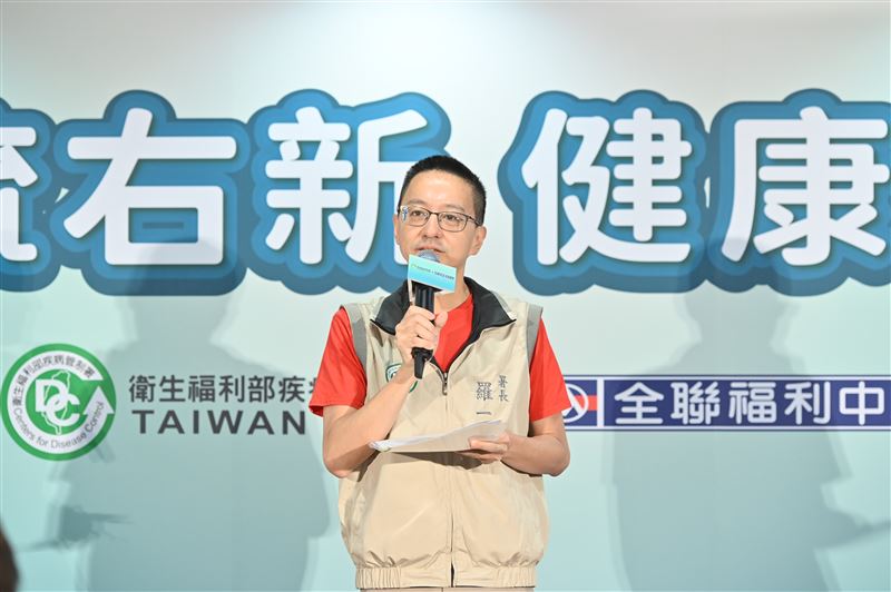 11月1日起開放50歲以上民眾公費接種流感及新冠疫苗「左流右新 健康安心」。(圖/疾病管制署提供)
