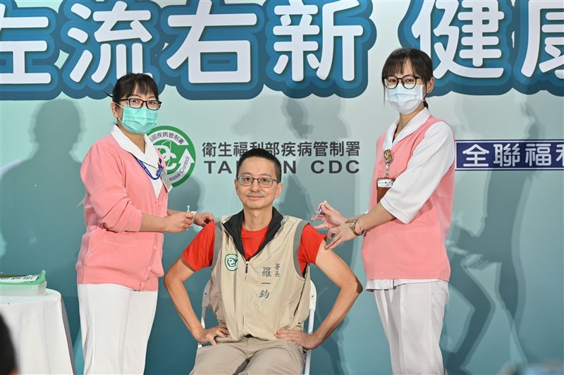 11月1日起開放50歲以上民眾公費接種流感及新冠疫苗「左流右新 健康安心」。(圖/疾病管制署提供)