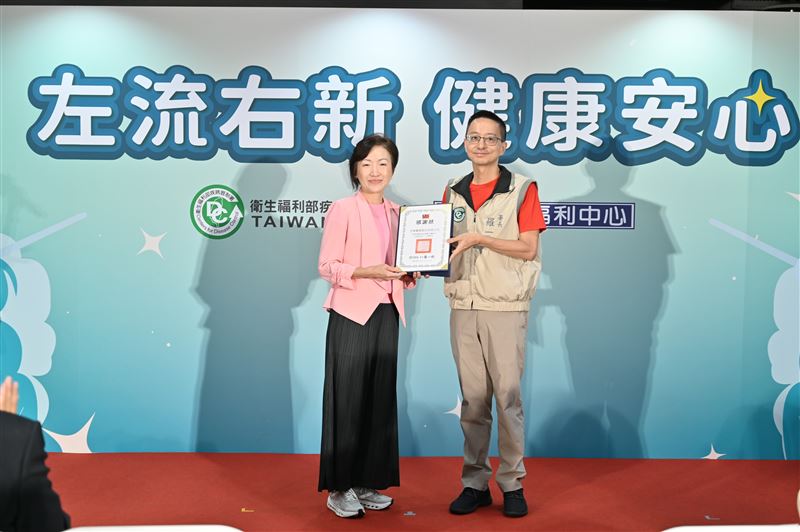 11月1日起開放50歲以上民眾公費接種流感及新冠疫苗「左流右新 健康安心」。(圖/疾病管制署提供)