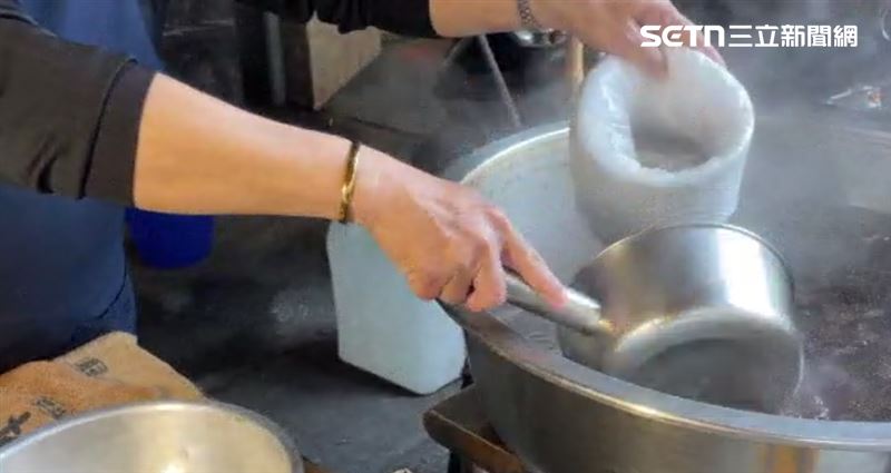 醫師指出,使用不良飲水容器如外帶熱湯裝袋,高溫可能使塑膠溶出有害物質導致傷腎。(示意圖/資料照)