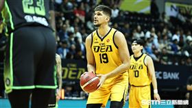 TPBL中信特攻洋將馬可執行罰球。（圖／記者劉彥池攝影）