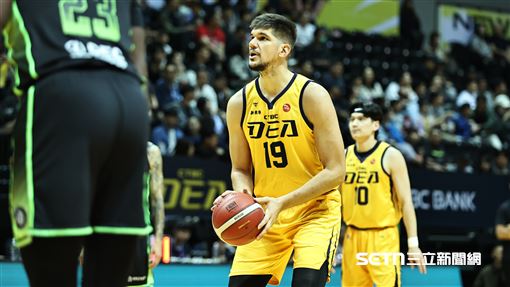 特攻單節僅8分　不滿攻城獅8秒違例未響哨