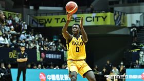 TPBL中信特攻前鋒阿巴西傳球。（圖／記者劉彥池攝影）