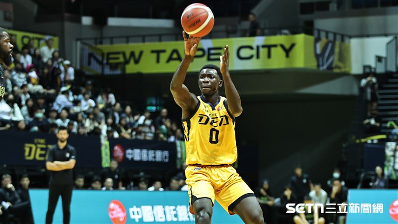TPBL中信特攻前鋒阿巴西傳球。（圖／記者劉彥池攝影）