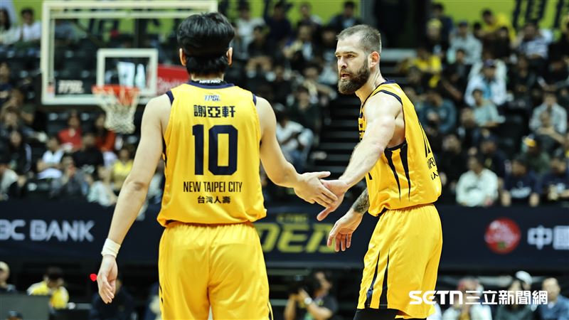 TPBL中信特攻洋將內馬和謝亞軒擊掌。（圖／記者劉彥池攝影）