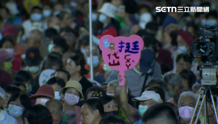 林岱樺今日晚間於岡山舉辦造勢活動，支持者高舉扇子、自製手舉牌，以行動力挺。（圖／翻攝畫面）