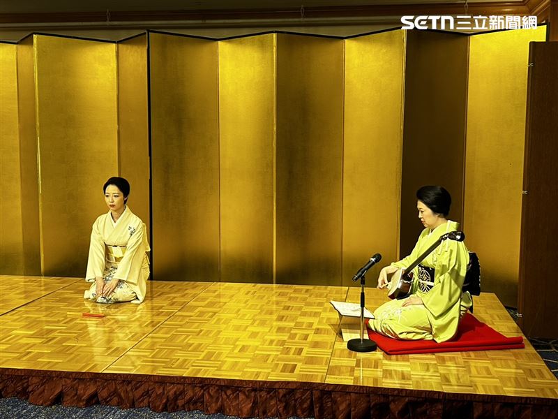 第一組藝伎登場,左方藝伎以素淨的臉龐,並以髮簪盤起頭髮。(圖/記者簡浩正攝影)