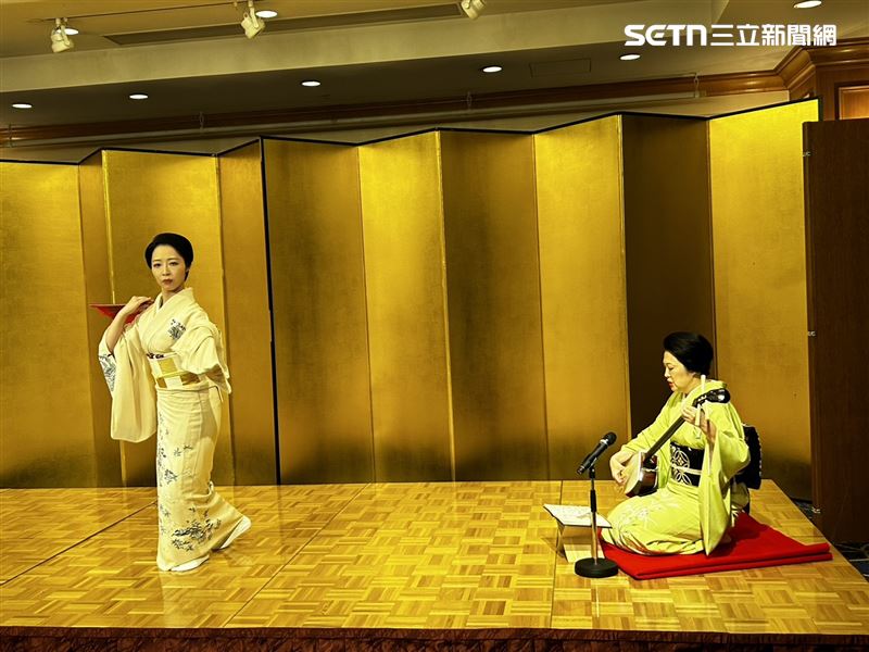 左方藝伎以素淨的臉龐,並以髮簪盤起頭髮,以扇子跳著正宗傳統舞蹈,姿態相當婀娜。一旁則搭配著三味線音樂。(圖/記者簡浩正攝影)
