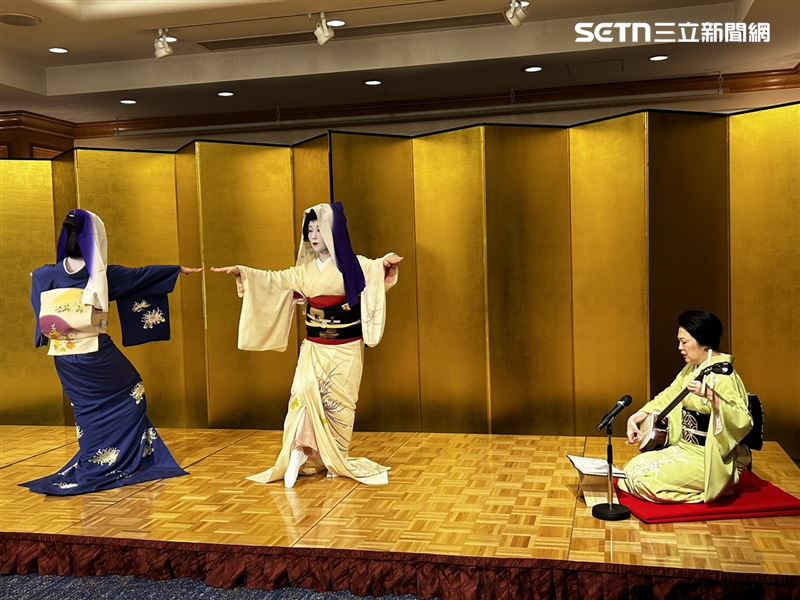 隨後登場的2位藝伎,則包著頭巾、白色妝容、精緻的髮型和華美的和服,風格與前一位不同,也隨著樂曲而起舞。(圖/記者簡浩正攝影)