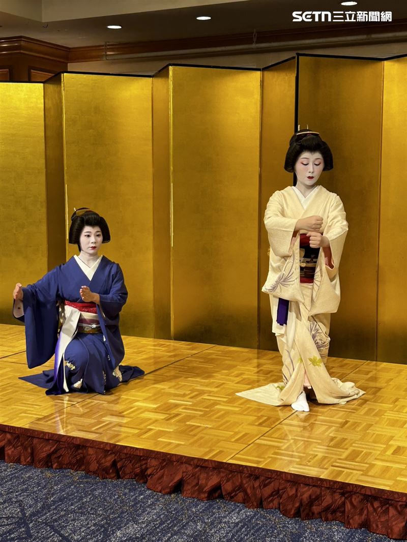 隨後登場的2位藝伎,則包著頭巾、白色妝容、精緻的髮型和華美的和服,風格與前一位不同,也隨著樂曲而起舞。(圖/記者簡浩正攝影)