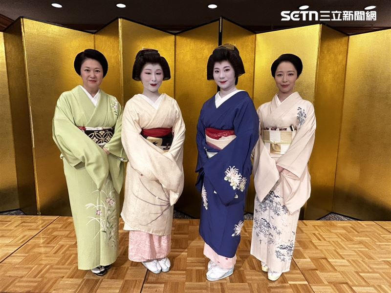 四位藝伎與在場賓客交流後留下合影。(圖/記者簡浩正攝影)