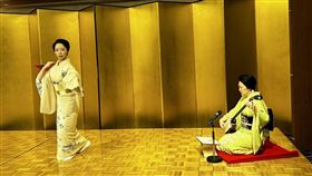 左方藝伎以素淨的臉龐，並以髮簪盤起頭髮，以扇子跳著正宗傳統舞蹈，姿態相當婀娜。一旁則搭配著三味線音樂。（圖／記者簡浩正攝影）