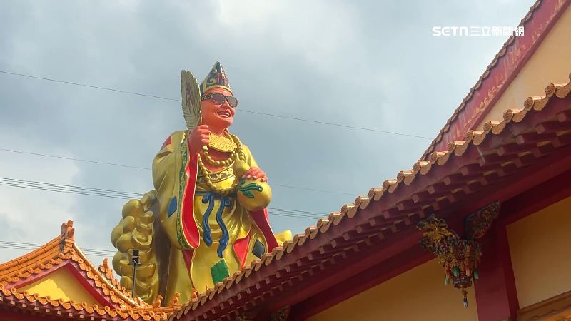 南恩禪寺矗立一尊濟公神像，胸前掛著價值破億金牌
