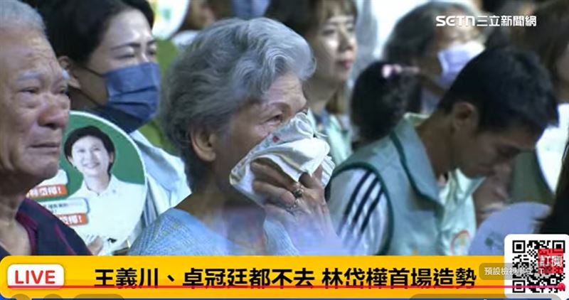 林岱樺媽媽（中）聽到女兒說全家因為她遭到政治追殺，「我已經沒有爸爸，是要我家破人亡」，頻拿手帕拭淚