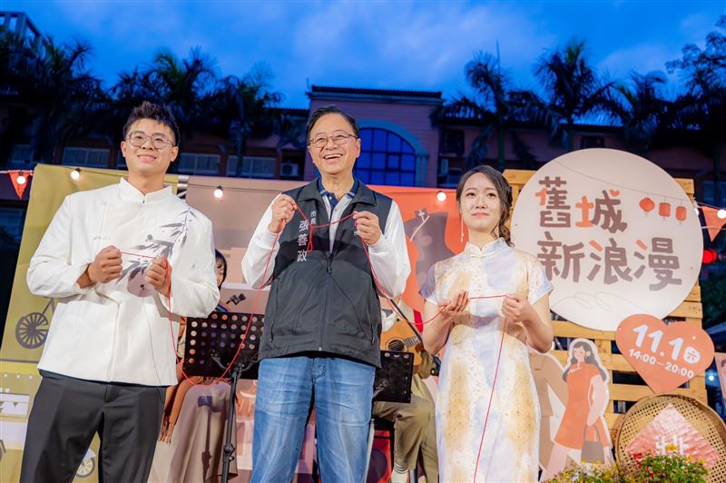 參與者可參與「旗袍街拍」體驗，換上典雅旗袍，穿梭於廟宇、騎樓與懷舊店鋪間。（圖／桃園市政府提供）