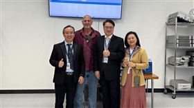 民進黨前秘書長林右昌赴德州台企參訪，巧遇前味全龍洋將馬斯（圖／翻攝自林右昌臉書）