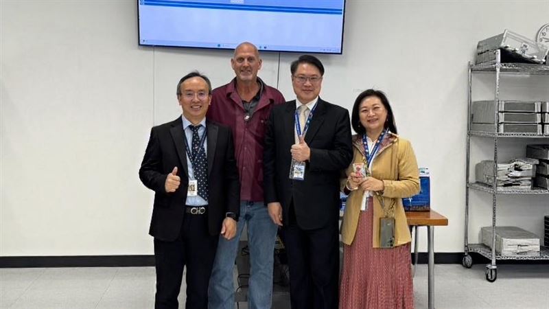 民進黨前秘書長林右昌赴德州台企參訪，巧遇前味全龍洋將馬斯（圖／翻攝自林右昌臉書）