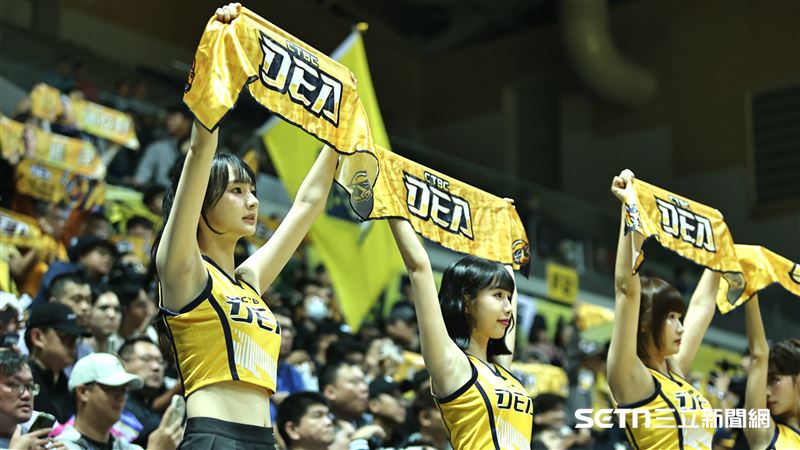 PS女孩新成員珮含高舉應援巾干擾對手罰球。（圖／記者劉彥池攝影）