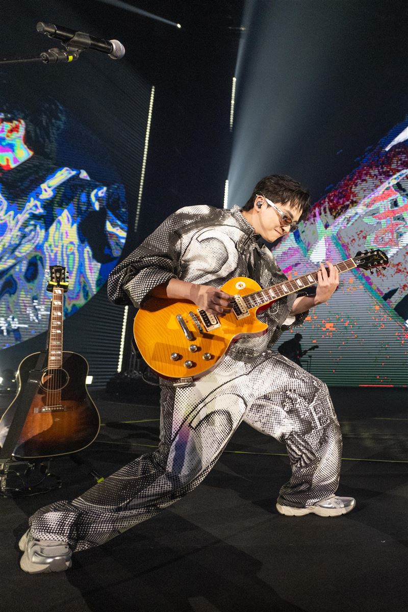 阿哲特別將〈我反芻著你留下的寂寞〉由鋼琴伴奏改編為吉他版，謙虛直呼「大家都出了一份力」。（圖／何樂音樂提供）