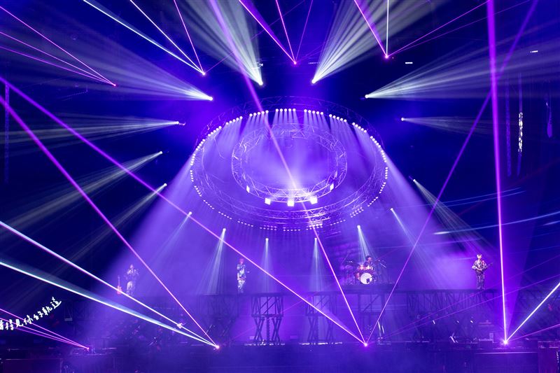 理想混蛋演唱會大型燈光裝置象徵捕夢網意象，代表團員美夢成真。（圖／何樂音樂提供）