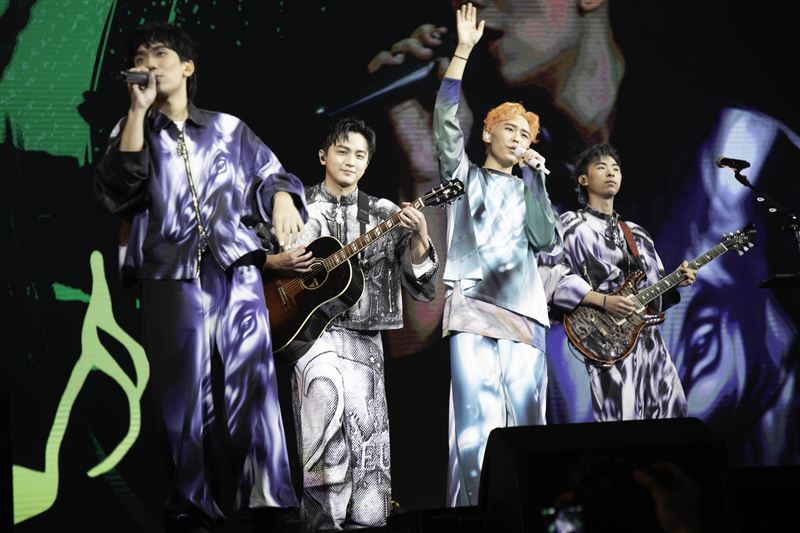 理想混蛋舉辦「不是因為天氣晴朗才見面」台北小巨蛋演唱會。（圖／何樂音樂提供）