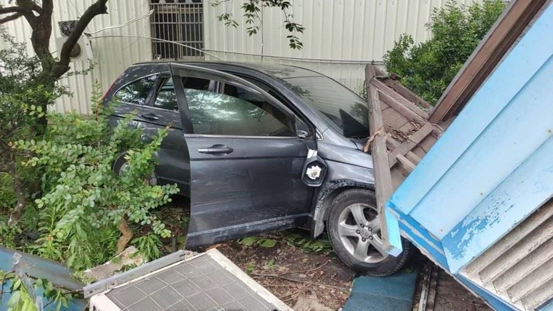 事故小客車高速逆向狠撞一輛夫妻雙載機車，經查越南籍阮姓男子酒駕、2名乘客皆為逃逸移工。（圖／翻攝畫面）