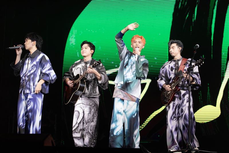 理想混蛋舉辦「不是因為天氣晴朗才見面」台北小巨蛋演唱會。（圖／何樂音樂提供）