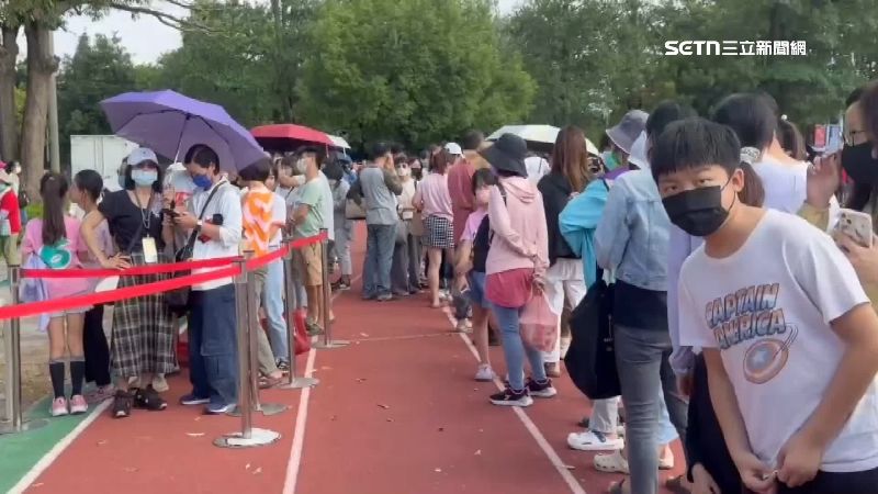 巨峰葡萄口味的乖乖吸引民眾大排長龍