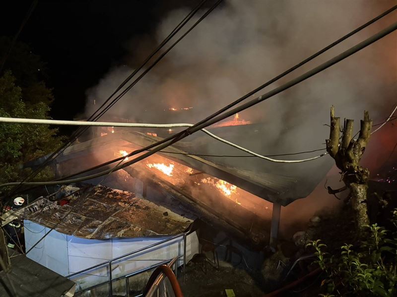 新北市新店區發生連棟鐵皮屋火警。（圖／翻攝畫面）